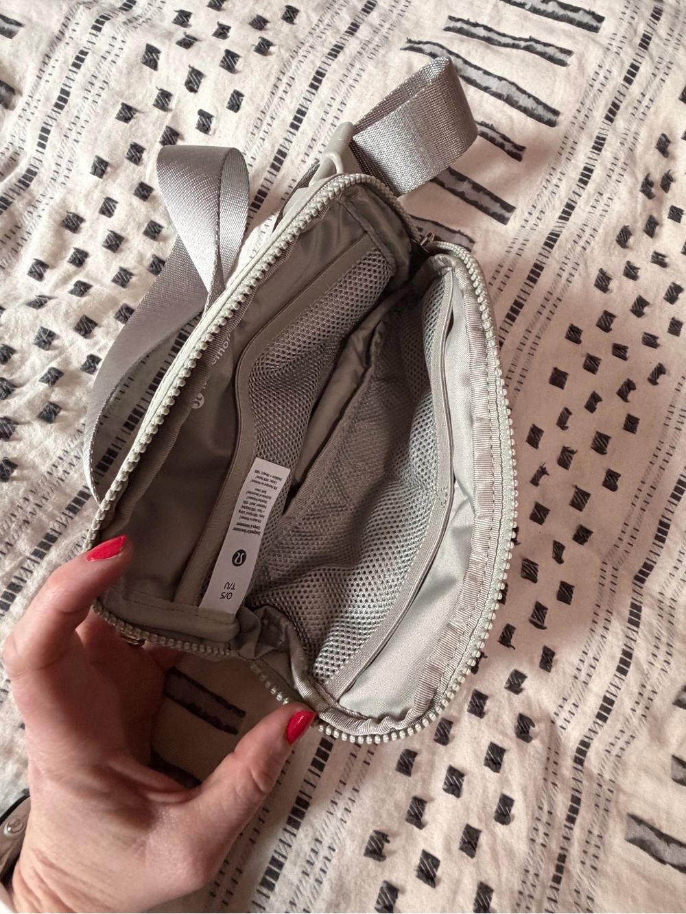 lululemon athletica 1L Belt Bag Downtown Tan/Silver - Brand New, Never Used - Picture 3 of 3